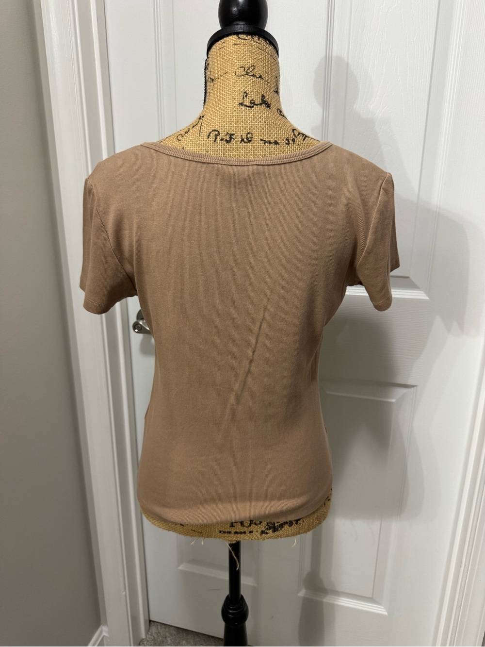 Guess Cropped Ribbed Tee - Picture 4 of 7